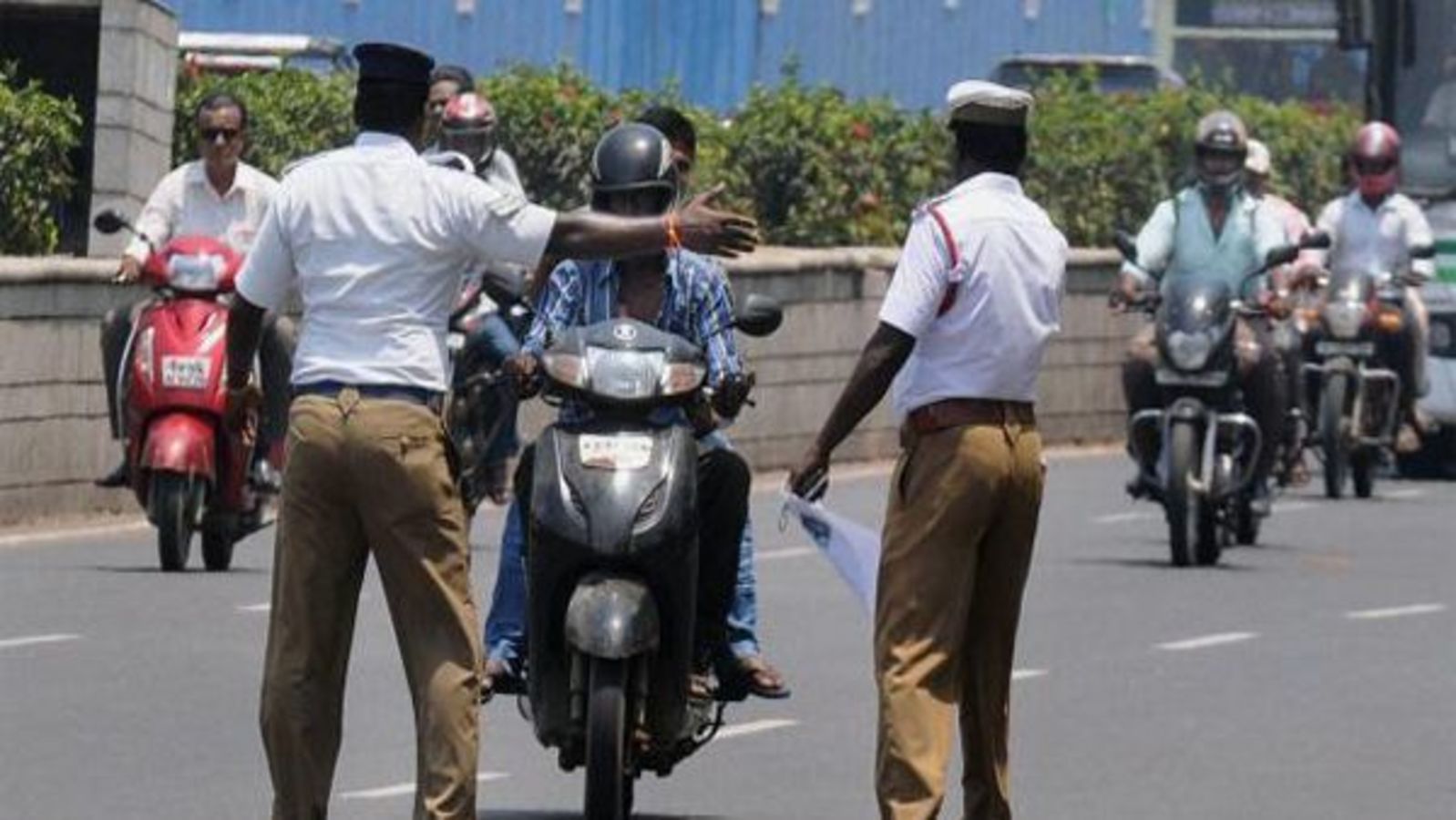 Kerala Police Crack Down On Pillion Riders Without Helmets Ht Auto