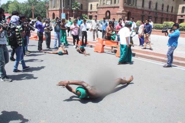 Protesting Tamil Nadu Farmers Strip Naked Outside Rashtrapati Bhavan