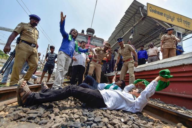 Cauvery Issue DMK Backed Bandh Evokes Mixed Response In Tamil Nadu