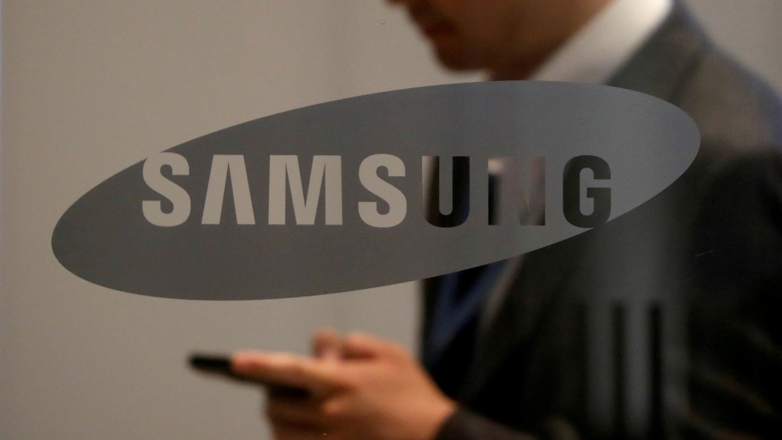 World S Biggest Smartphone Maker Samsung Forecasts Jump In Q