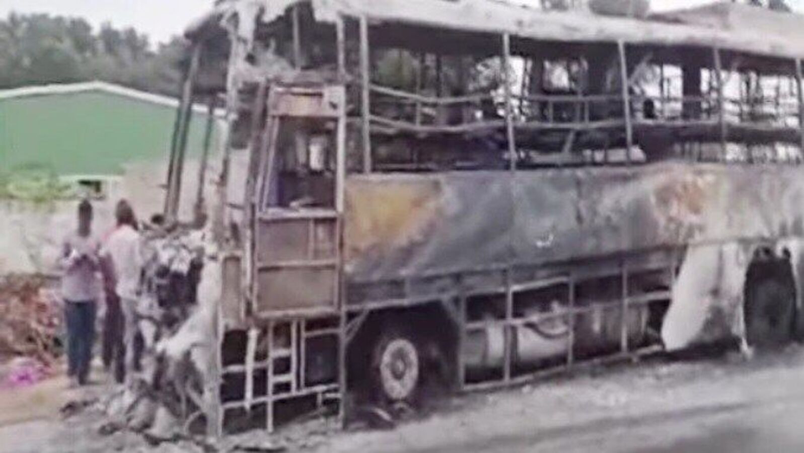 Travel Bus Accident: మంటల్లో చిక్కుకున్న టావెల్ బస్సు, ఒకరి సజీవ దహనం