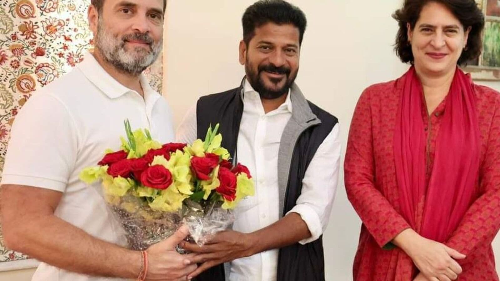 Revanth Reddy : ఢిల్లీలో బిజీబిజీగా రేవంత్ రెడ్డి & ప్రమాణస్వీకార సమయంలో మార్పు
