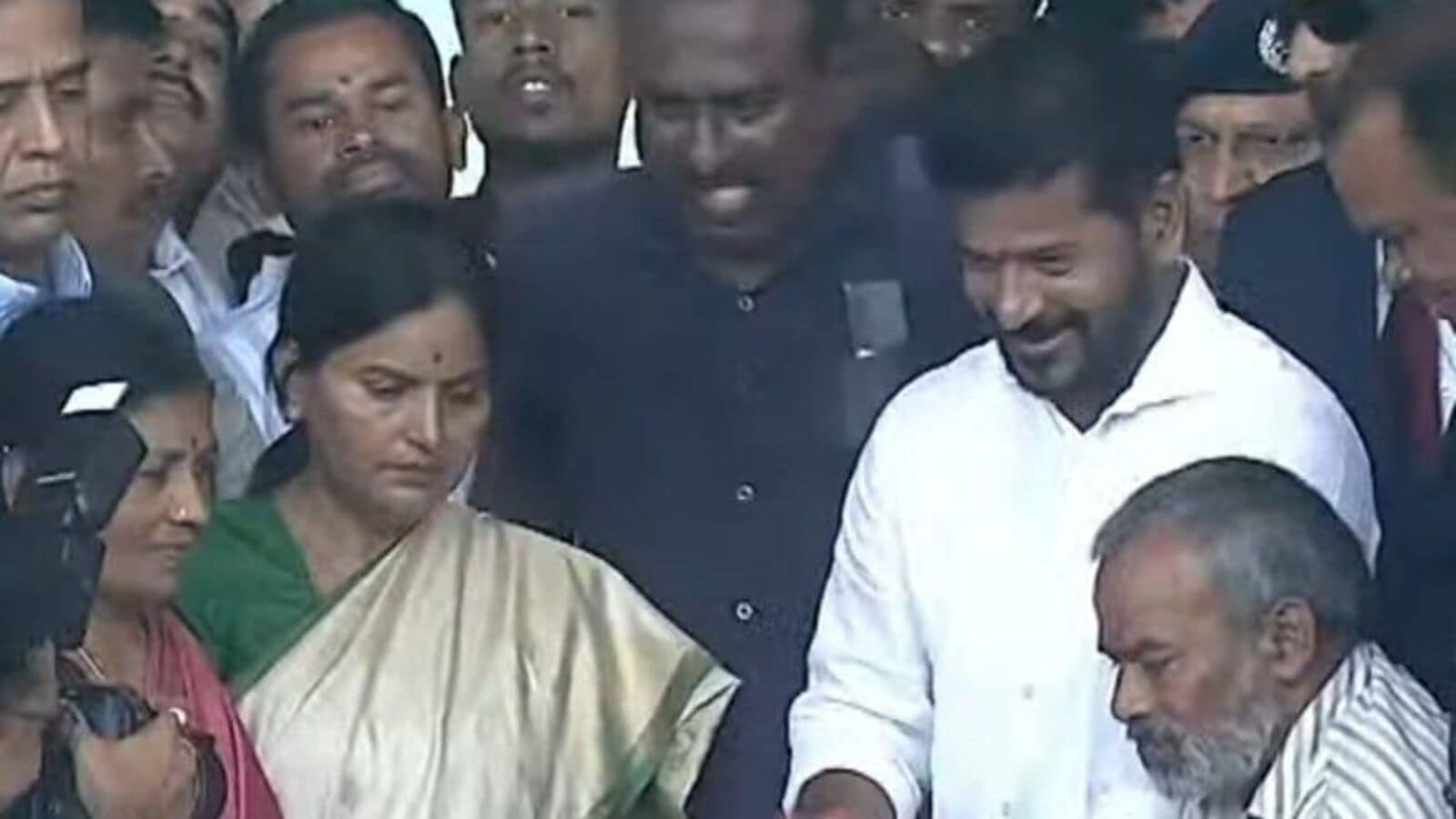 Telangana Govt : రేవంత్ రెడ్డి పాలన షురూ.. ప్రగతి భవన్ పేరు మార్పు, అధికారుల నియామకాలపై కీలక ఉత్తర్వులు