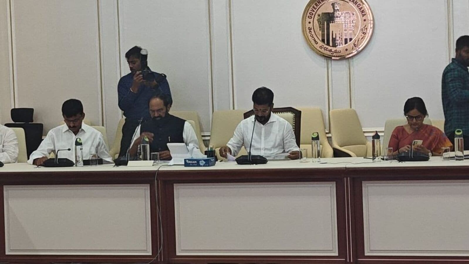 CM Power Sector Review: సిఎం సమీక్షకు జెన్‌కో, ట్రాన్స్‌కో సిఎండి గైర్హాజరు..