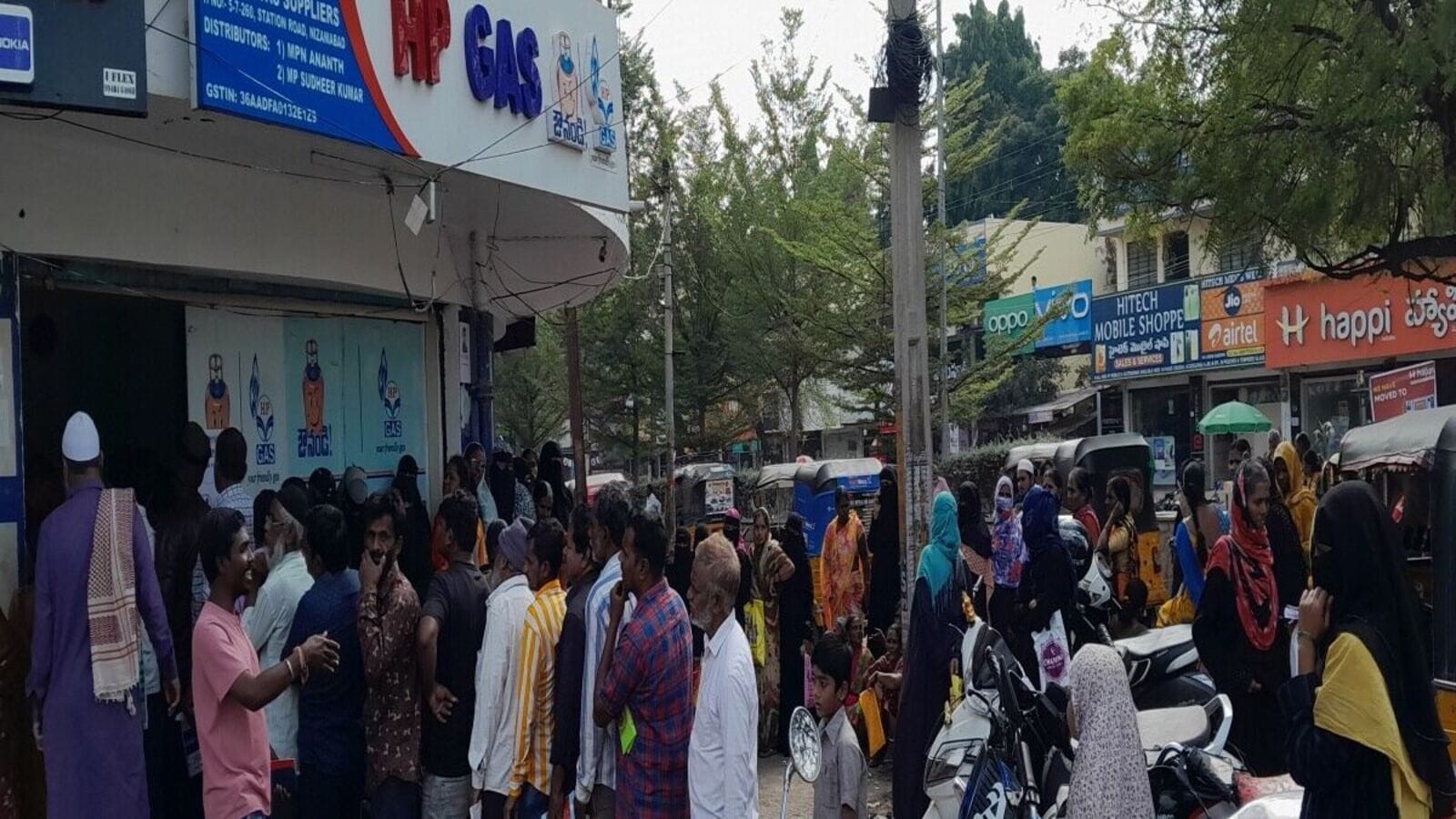 Gas Connection KYC : రూ.500 గ్యాస్ సిలిండర్ గ్యారంటీ, కేవైసీ అప్డేట్ కోసం జనం క్యూ!