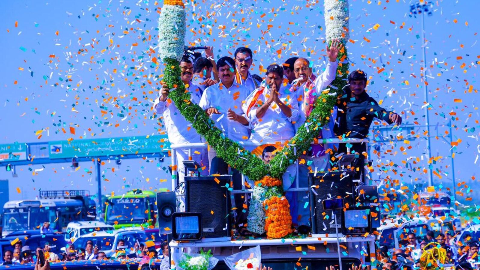 Khammam Ministers : సరిహద్దులో సంబురం... ఖమ్మం జిల్లా మంత్రులకు ఘన స్వాగతం