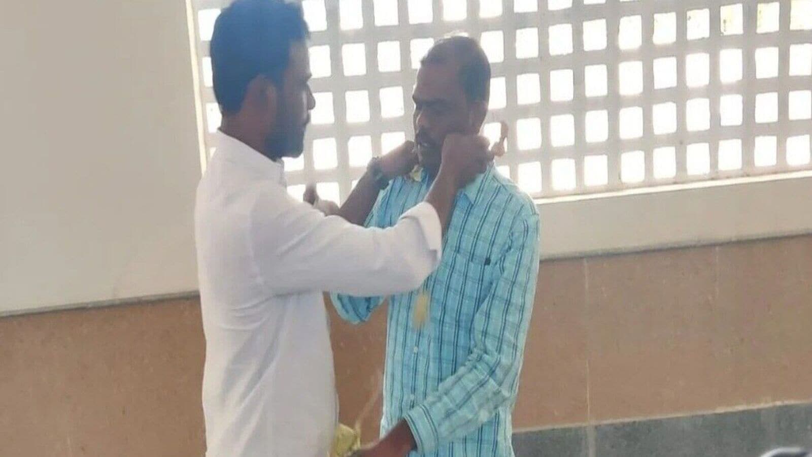 Jagtial News : అవినీతి అధికారికి నోట్ల దండతో వినూత్న సత్కారం