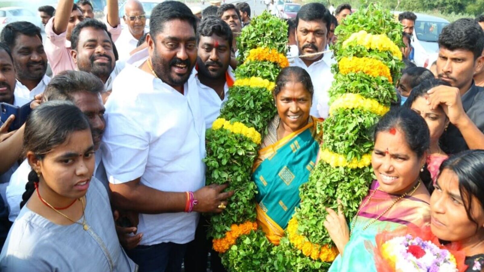 Minister Seethakka : మంత్రిగా ములుగు గడ్డపై అడుగుపెట్టిన సీతక్క, గ్రాండ్ వెల్ కమ్ చెప్పిన కాంగ్రెస్ నేతలు