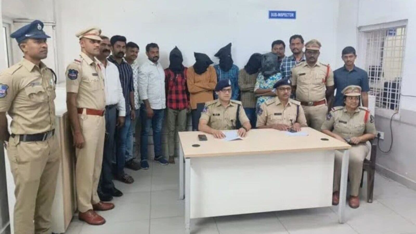 Hyderabad Crime : లిఫ్ట్ ఇస్తానని నమ్మించి మహిళపై సామూహిక అత్యాచారం, 5గురు అరెస్టు!