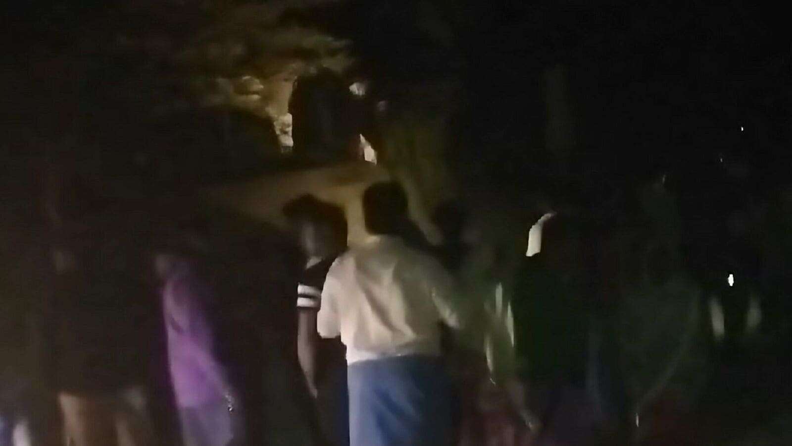 MIdnight Blasts: అర్ధరాత్రి బాంబు పేలుళ్లు.. పరుగులు పెట్టిన గ్రామస్తులు