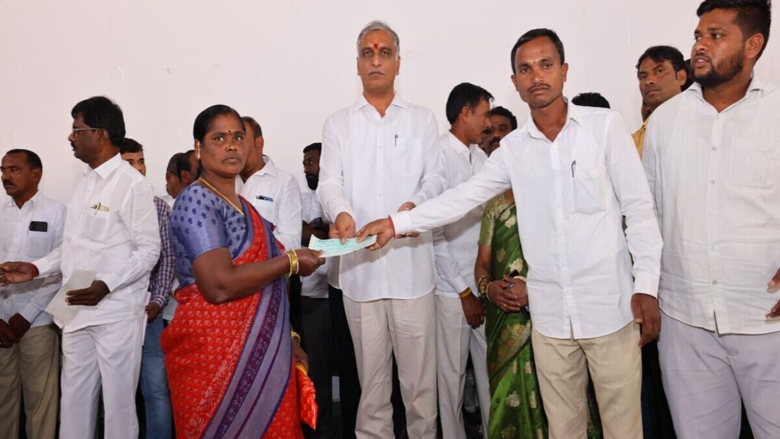 సిద్దిపేట ప్రభుత్వ ఆసుపత్రిలో కార్పొరేట్ స్థాయి వైద్యం, ప్రైవేట్ ఆసుపత్రుల్లో డబ్బు వృథా చేసుకోవద్దు& హరీశ్ రావు