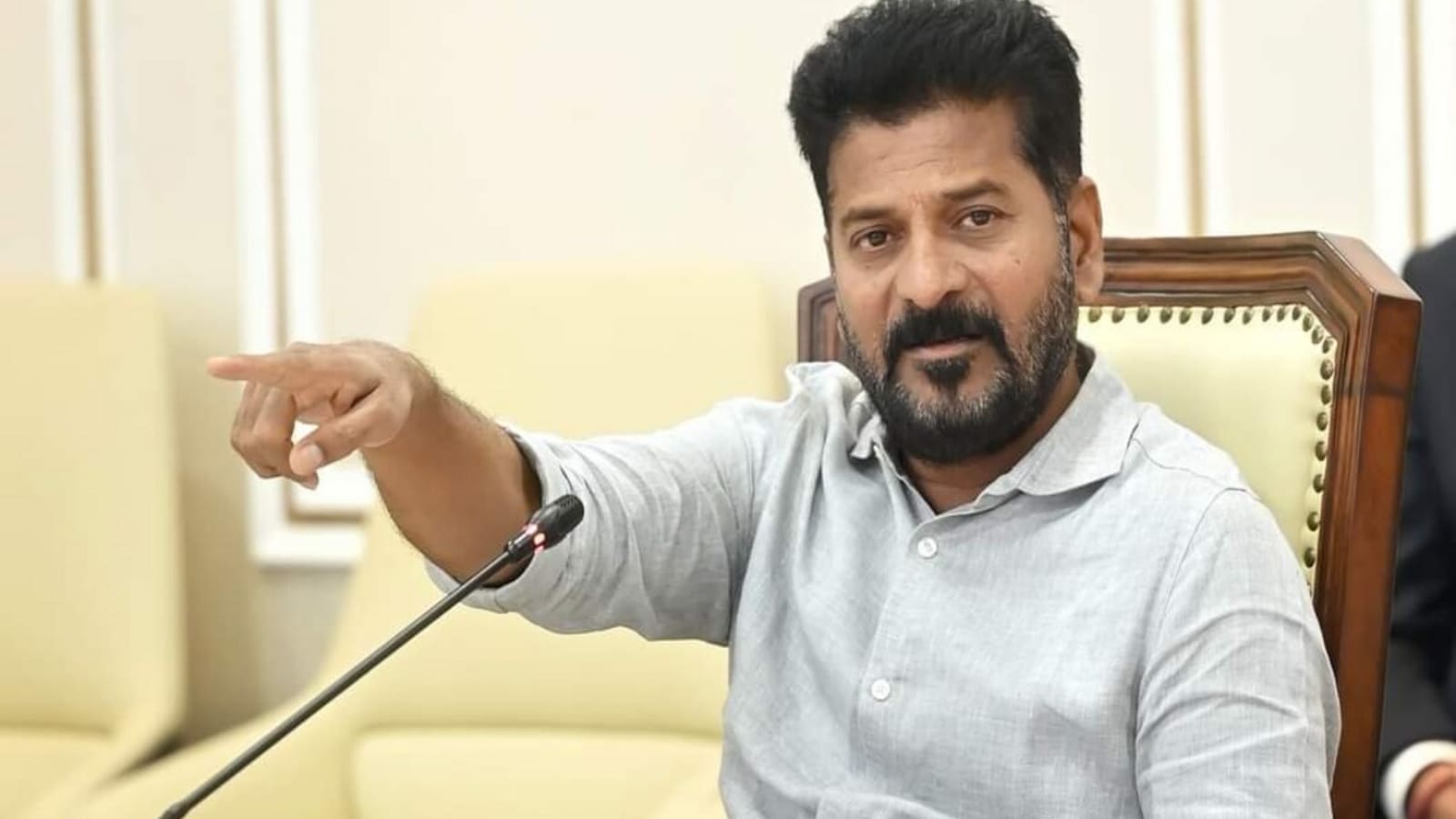 CM Revanth Reddy : పనిచేయడం ఇష్టంలేని వాళ్లు బాధ్యతల నుంచి తప్పుకోండి, అధికారులకు సీఎం రేవంత్ రెడ్డి వార్నింగ్