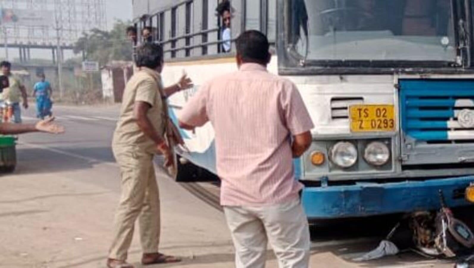 Warangal District : అంత్యక్రియలకు వెళ్లి వస్తుండగా యాక్సిడెంట్ & అన్నదమ్ములు మృతి