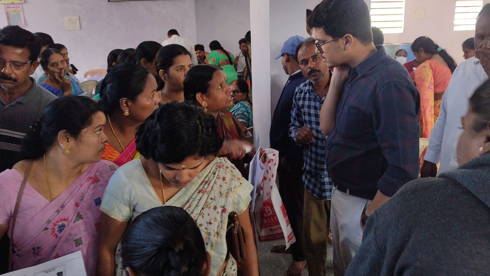 ‍Nizamabad Praja palana: అభ‌య‌హ‌స్తం ద‌ర‌ఖాస్తుల స్వీక‌ర‌ణ‌.. తొలిరోజు గందరగోళం