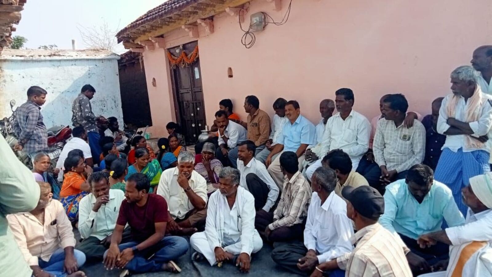 Kamareddy District : ప్రియుడి ఇంటి ముందు బైఠాయించిన ప్రియురాలు, బంధువులు