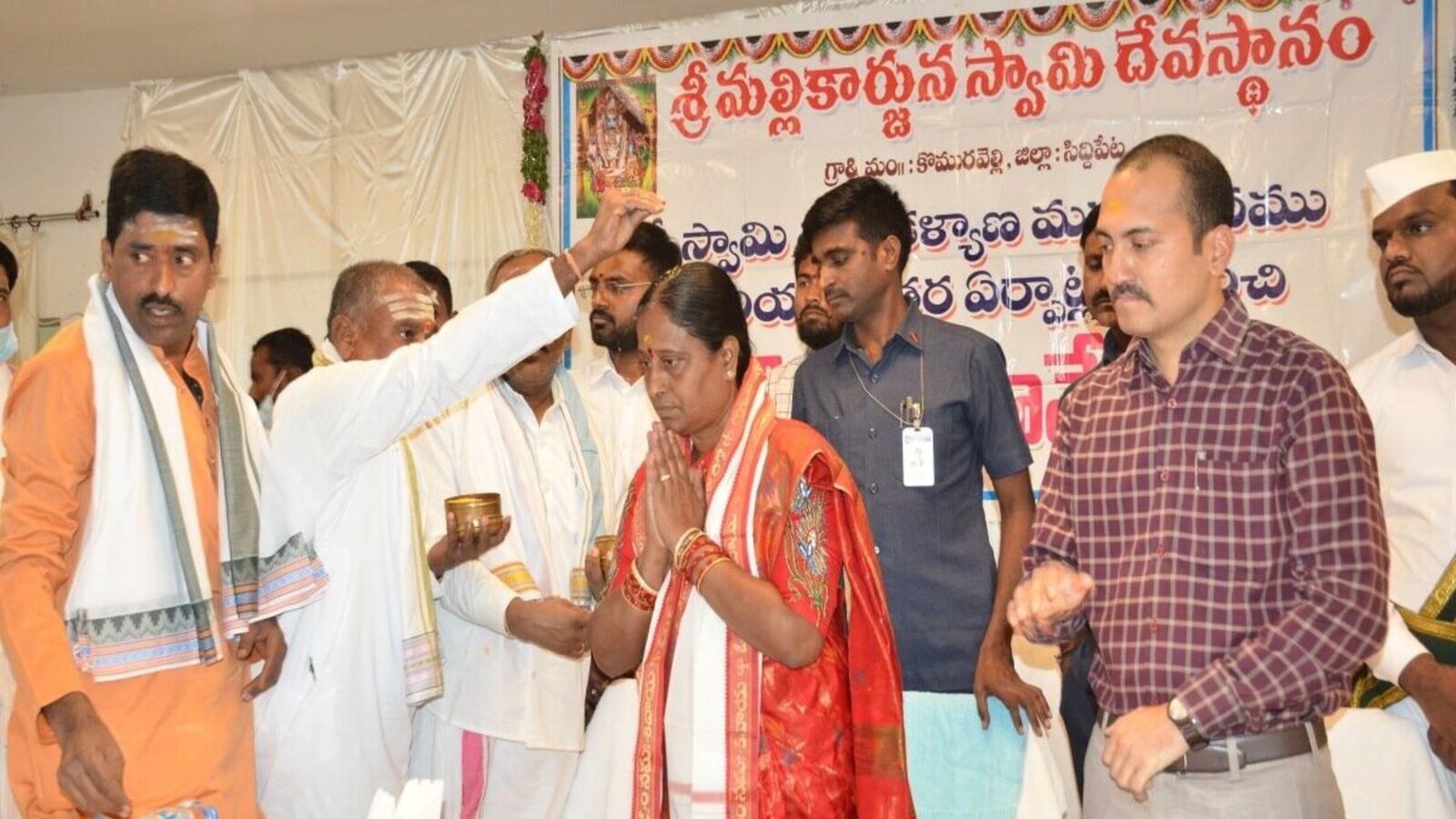 Komuravelli Jatara : కొమురవెల్లి జాతర ఏర్పాట్లపై మంత్రి కొండా సమీక్ష, బడ్జెట్ లో నిధులు కేటాయిస్తామని హామీ