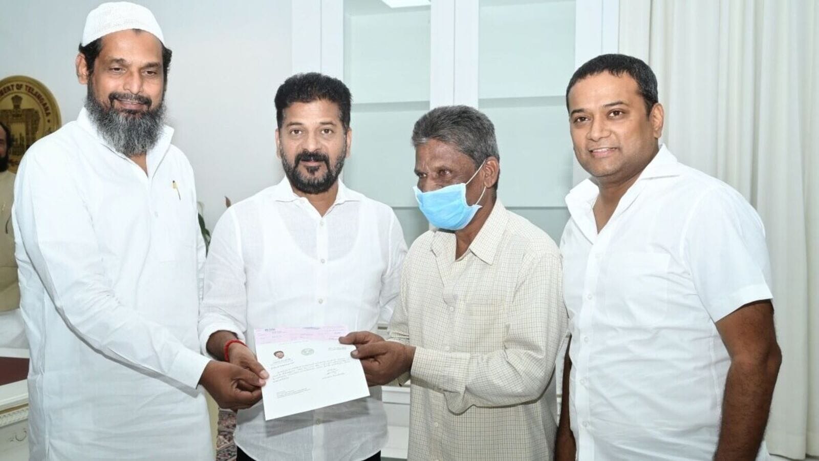 CM Revanth Reddy : స్విగ్గీ బాయ్ కుటుంబానికి అండగా నిలిచిన సీఎం రేవంత్ రెడ్డి, రూ.2 లక్షల ఆర్థిక సాయం అందజేత