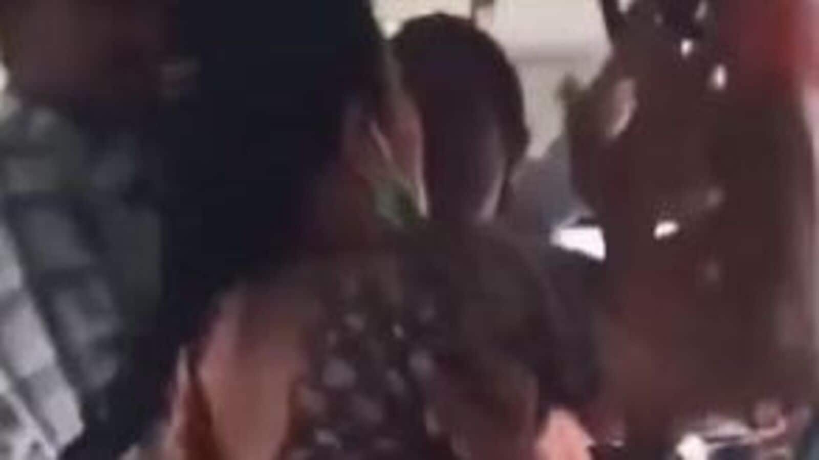 TSRTC Free Bus Travel : సీటు కోసం గొడవ.. జుట్లు పట్టుకొని కొట్టుకున్న ఇద్దరు మహ