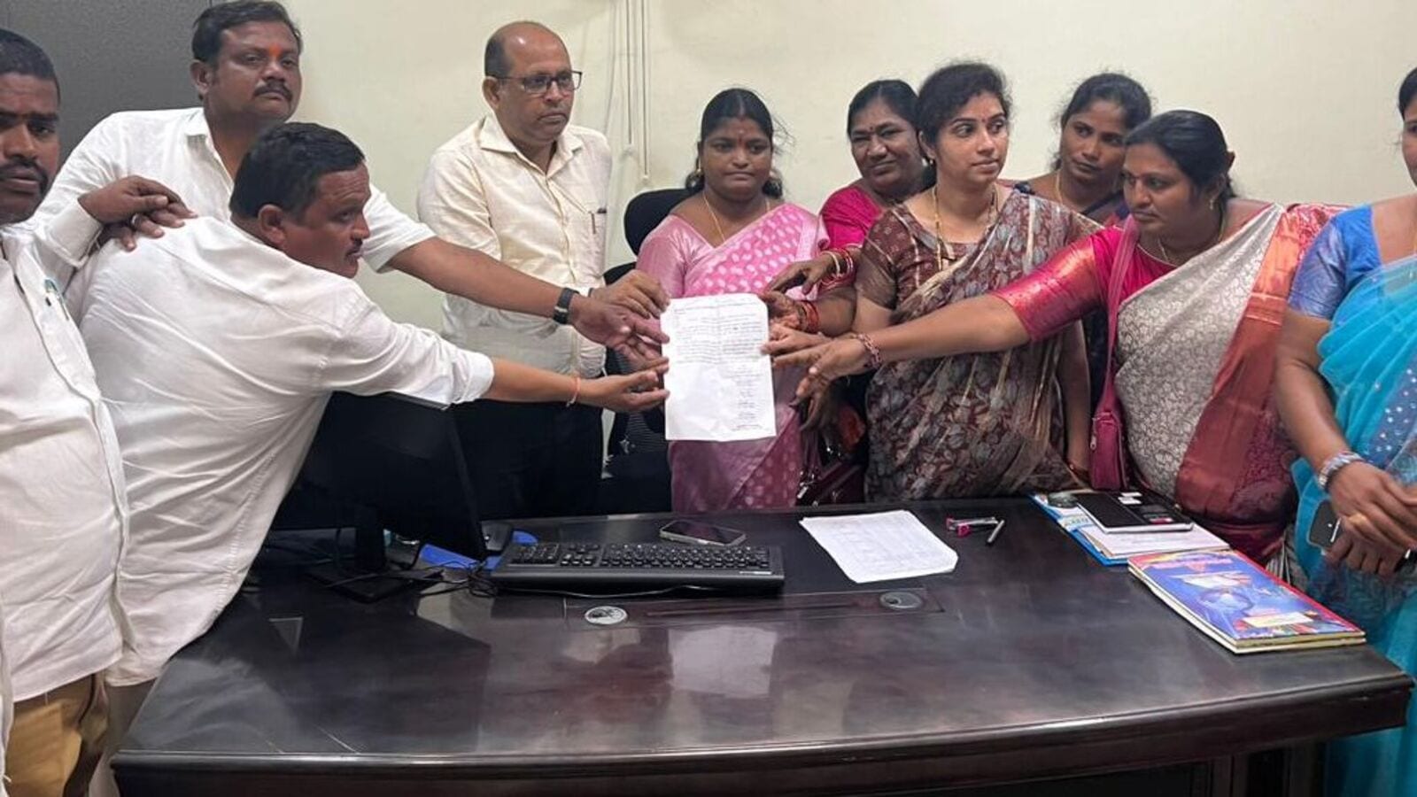 Warangal Municipalities: ఓరుగల్లు మున్సిపాలిటీల్లో అవిశ్వాస కలకలం