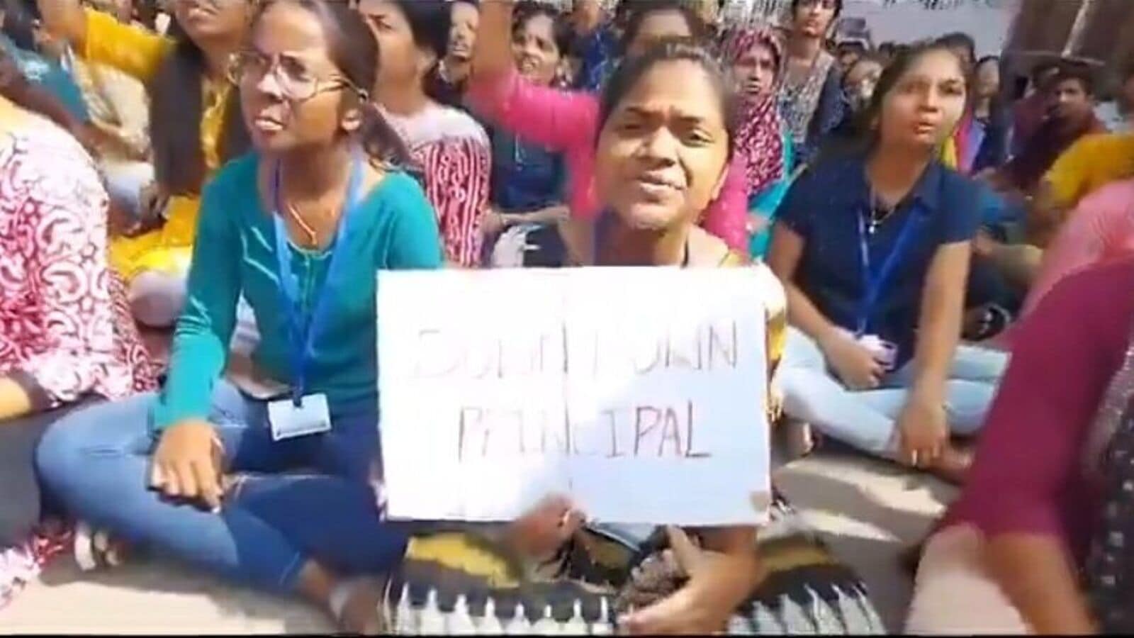 Jntu Students: జేఎన్‌టియూ విద్యార్ధుల ఆందోళన