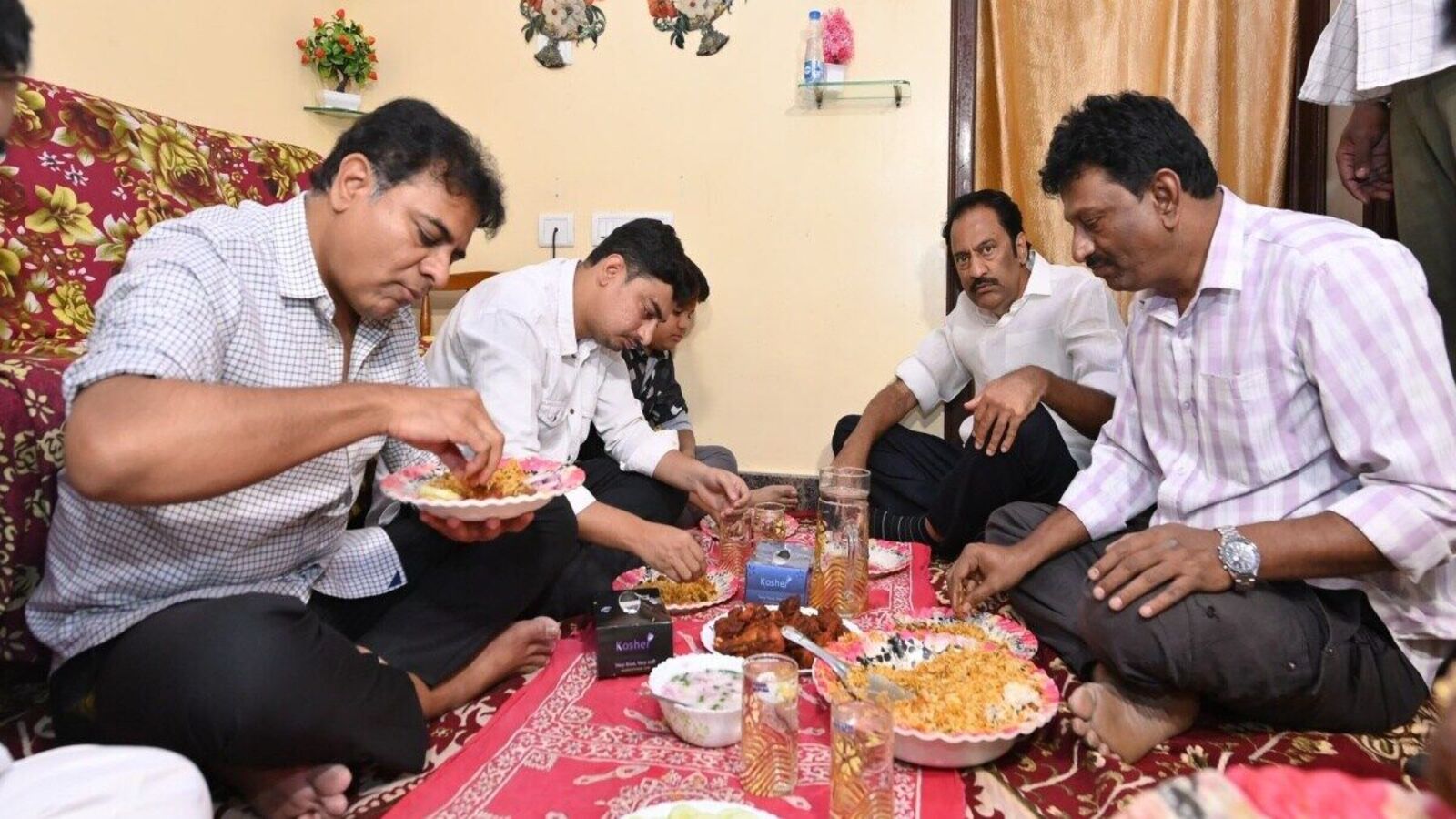 KTR : బోరబండలో అభిమాని ఆతిథ్యం స్వీకరించిన మాజీ మంత్రి కేటీఆర్