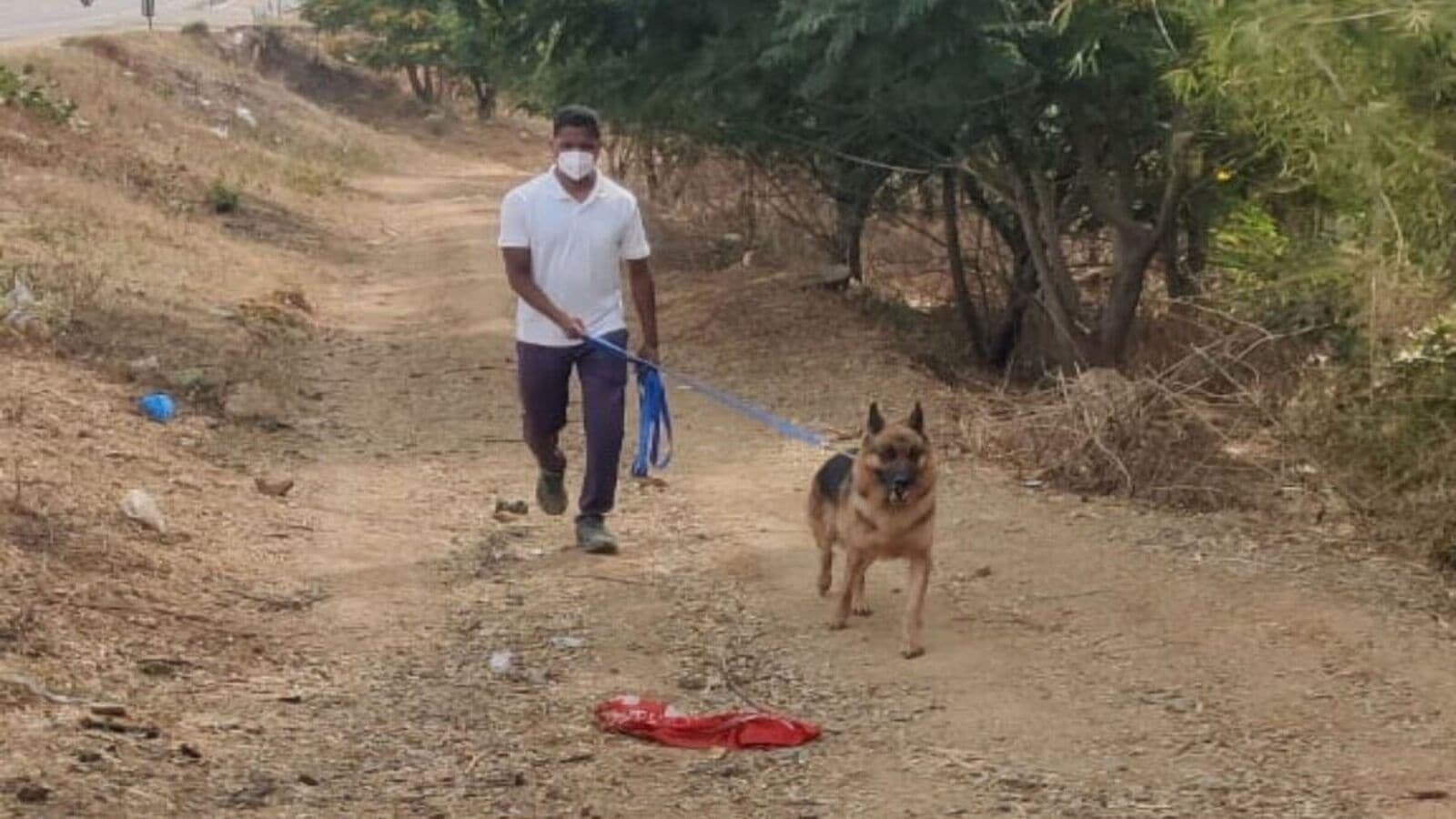 Nizamabad Crime : డిచ్ పల్లి పీఎస్ నుంచి దొంగ పరారీ, రంగంలోకి జాగిలాలు