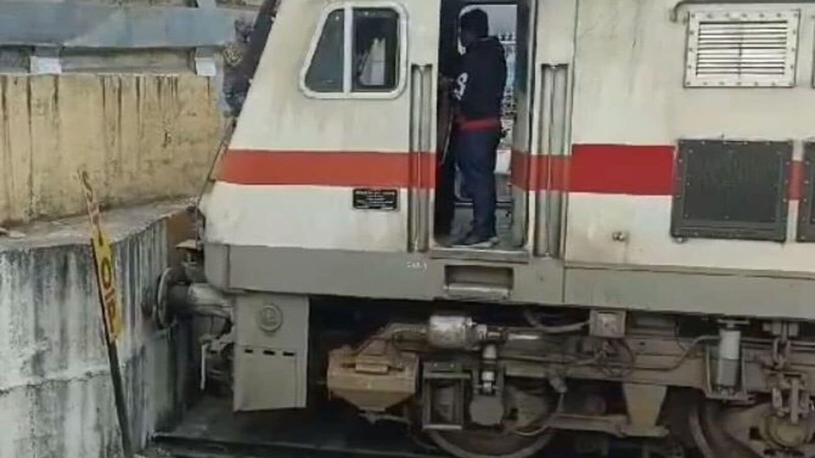 Charminar Express Accident : నాంపల్లిలో పట్టాలు తప్పిన చార్మినార్ ఎక్స్‌ప్రెస్ & పలువురికి గాయాలు