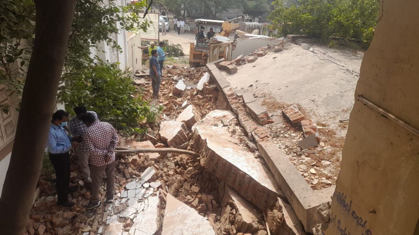 Khammam : ఖమ్మంలో కుప్పకూలిన గ్రంథాలయ భవనం & తప్పిన ఘోర ప్రమాదం