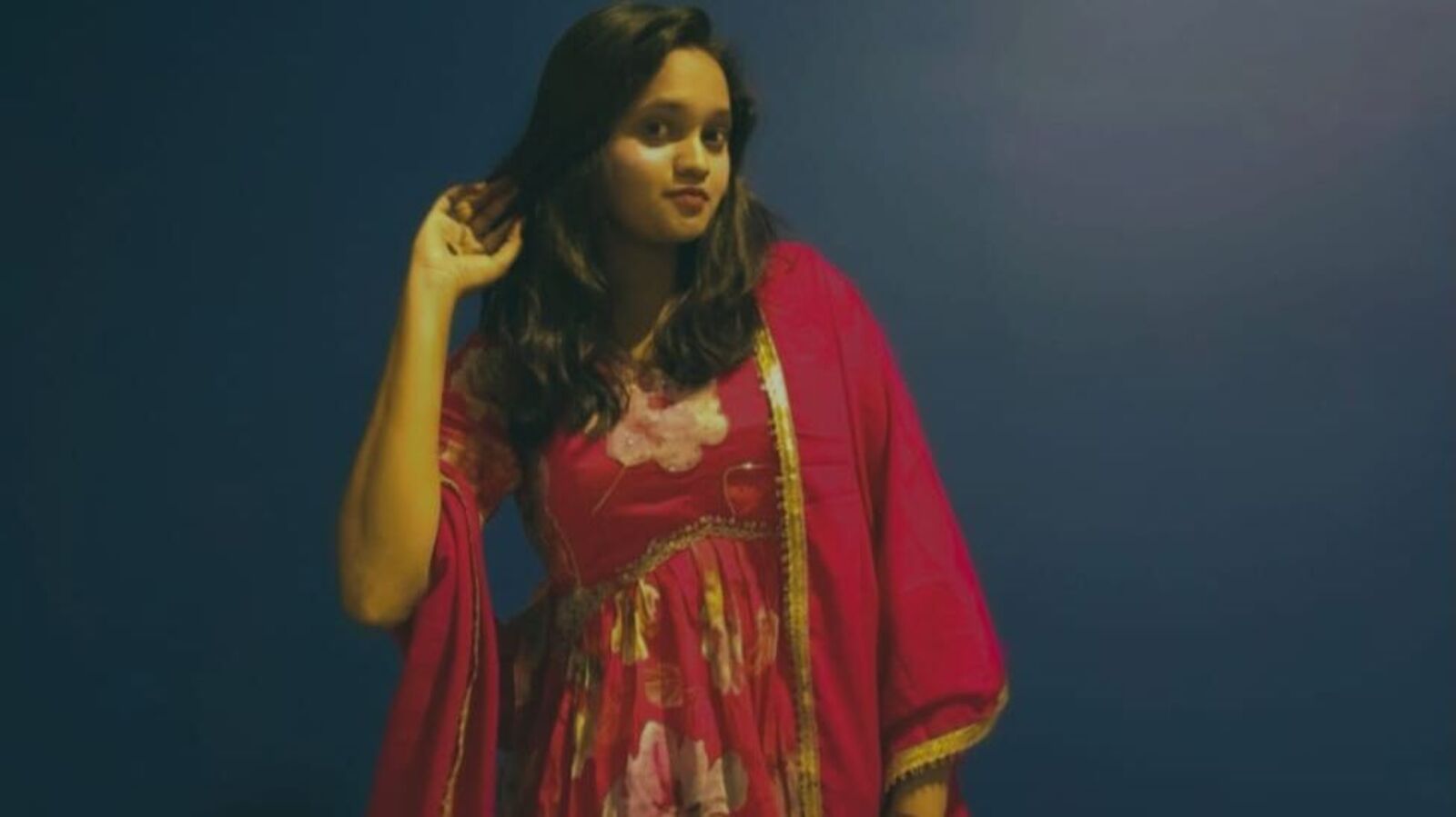 Warangal : ఎస్​ఆర్​ వర్శిటీలో ఉరి వేసుకుని విద్యార్థిని సూసైడ్