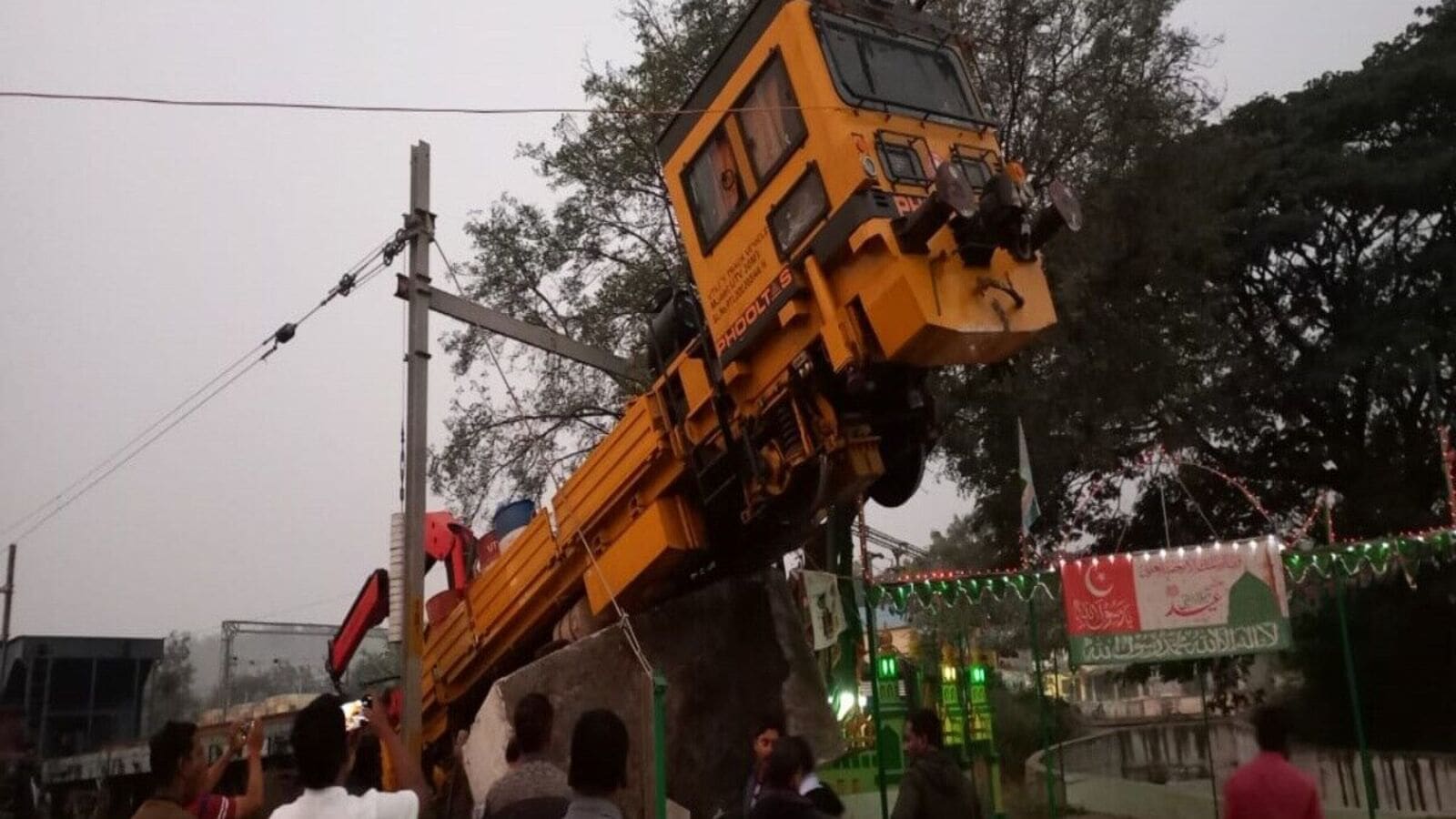 Peddapalli Accident : గోడ పైకి దూసుకెళ్లిన రైల్వే ట్రాక్ మిషన్, ఆపరేటర్ కు తప్పిన ప్రమాదం!