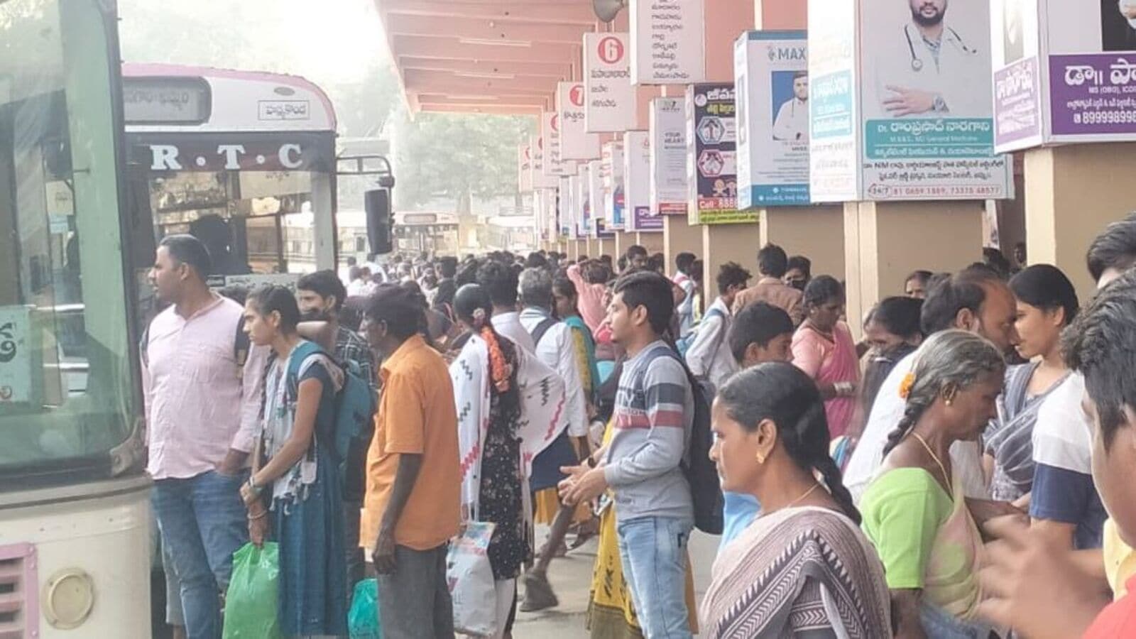 Sankranti Festival 2024 : పల్లెగూటికి పండగ.. గ్రామాలకు చేరుతున్న పట్నం వాసులు.!