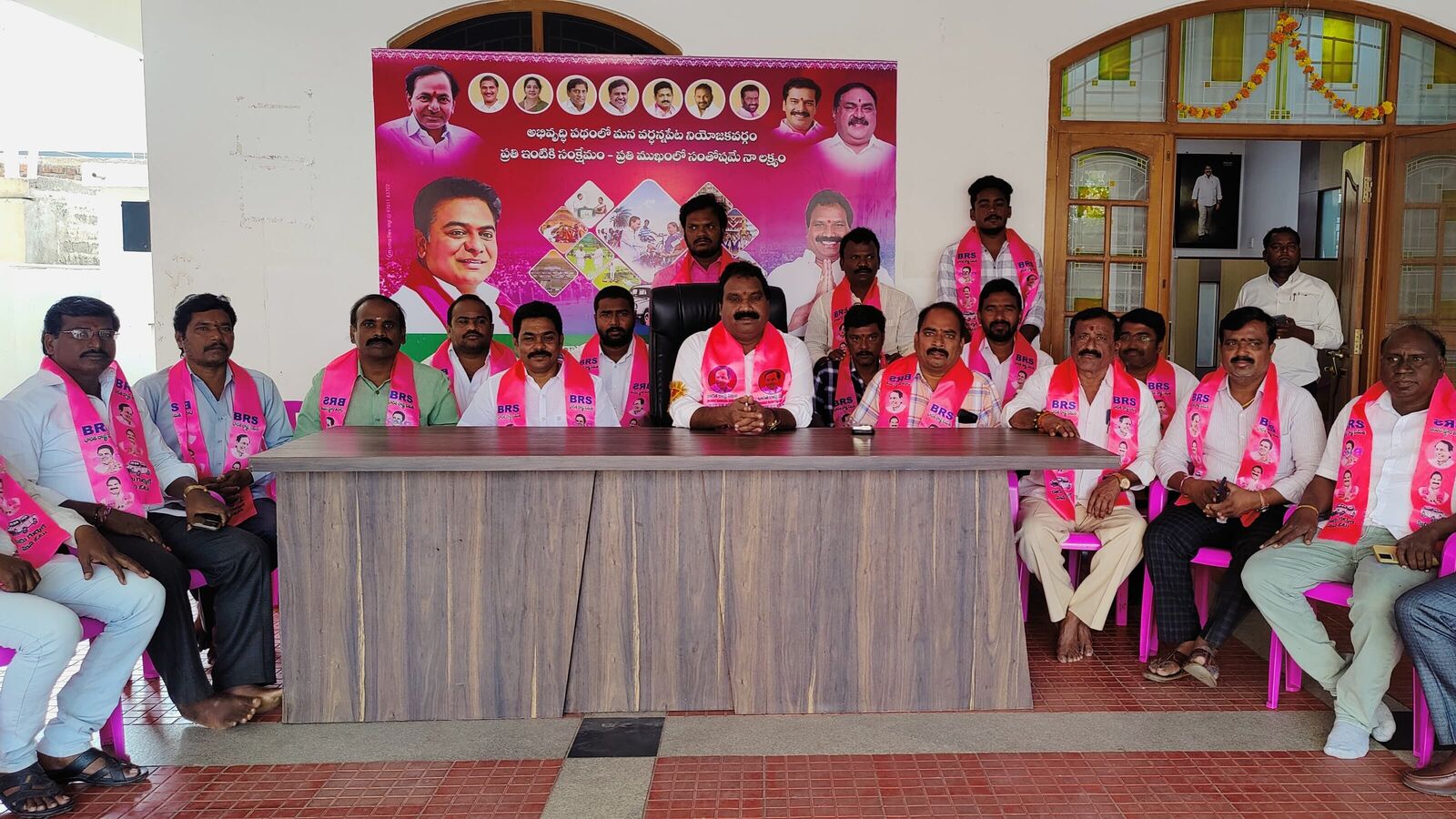 Warangal Politics : ఎంపీ టికెట్​ కోసం కాంగ్రెస్​ వైపు చూపులు..? క్లారిటీ ఇచ్చిన బీఆర్​ఎస్​ మాజీ ఎమ్మెల్యే