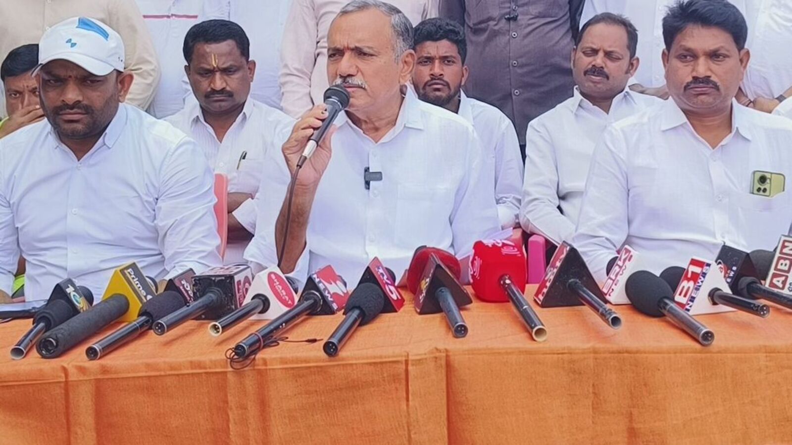FIR On Ex MLA Gandra : భూకబ్జా వ్యవహారం..! బీఆర్​ఎస్​ మాజీ ఎమ్మెల్యే గండ్రపై కేసు