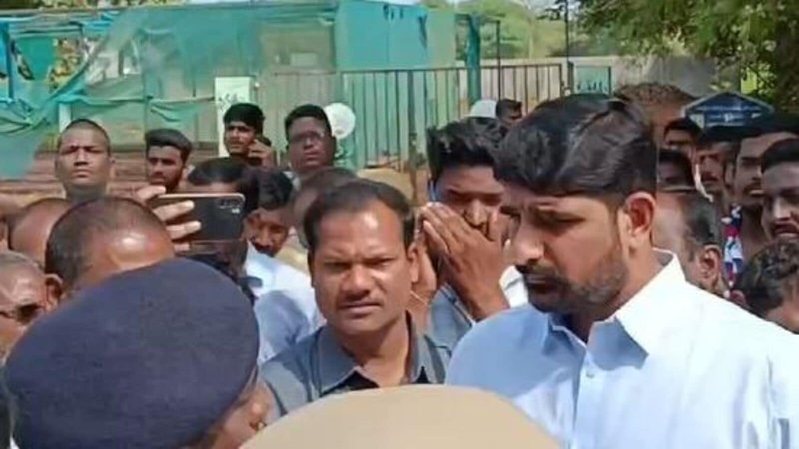 Protocol Conflict : ప్రోటోకాల్ వివాదం...! BRS ఎమ్మెల్యే కౌశిక్ రెడ్డిని అడ్డుకున్న కాంగ్రెస్ నేతలు