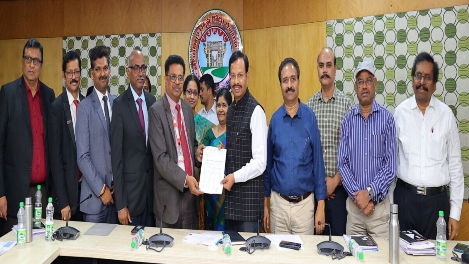 TSRTC Employees : టీఎస్ఆర్టీసీ కీలక ఒప్పందం, ప్రీమియం చెల్లించకుండానే ఉద్యోగులకు రూ.కోటి బీమా