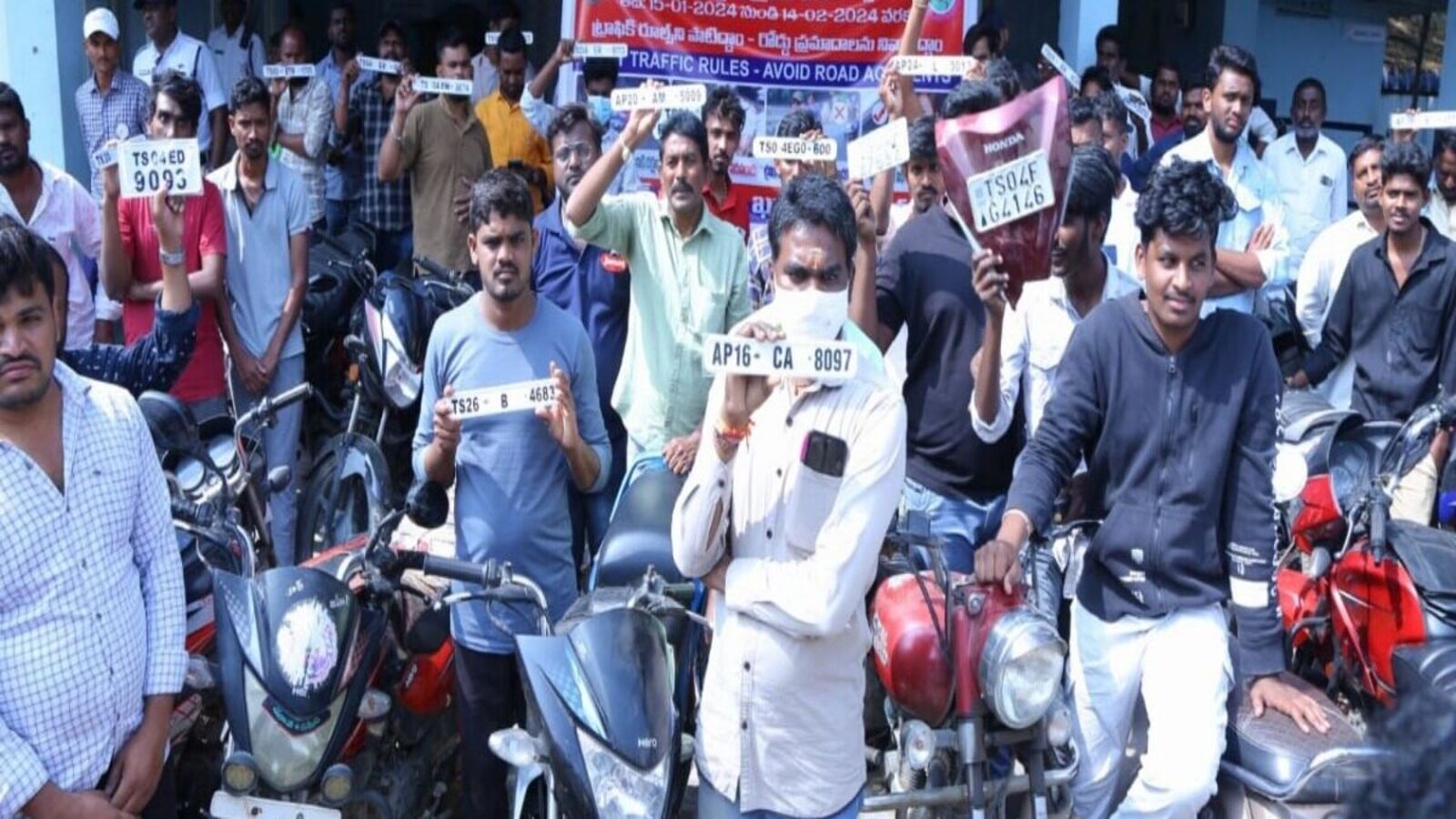 Khammam News : నెంబర్ ప్లేట్ తీసుకొస్తేనే బండి ఇచ్చేది&ఖమ్మంలో 60 ద్విచక్ర వాహనాలు సీజ్