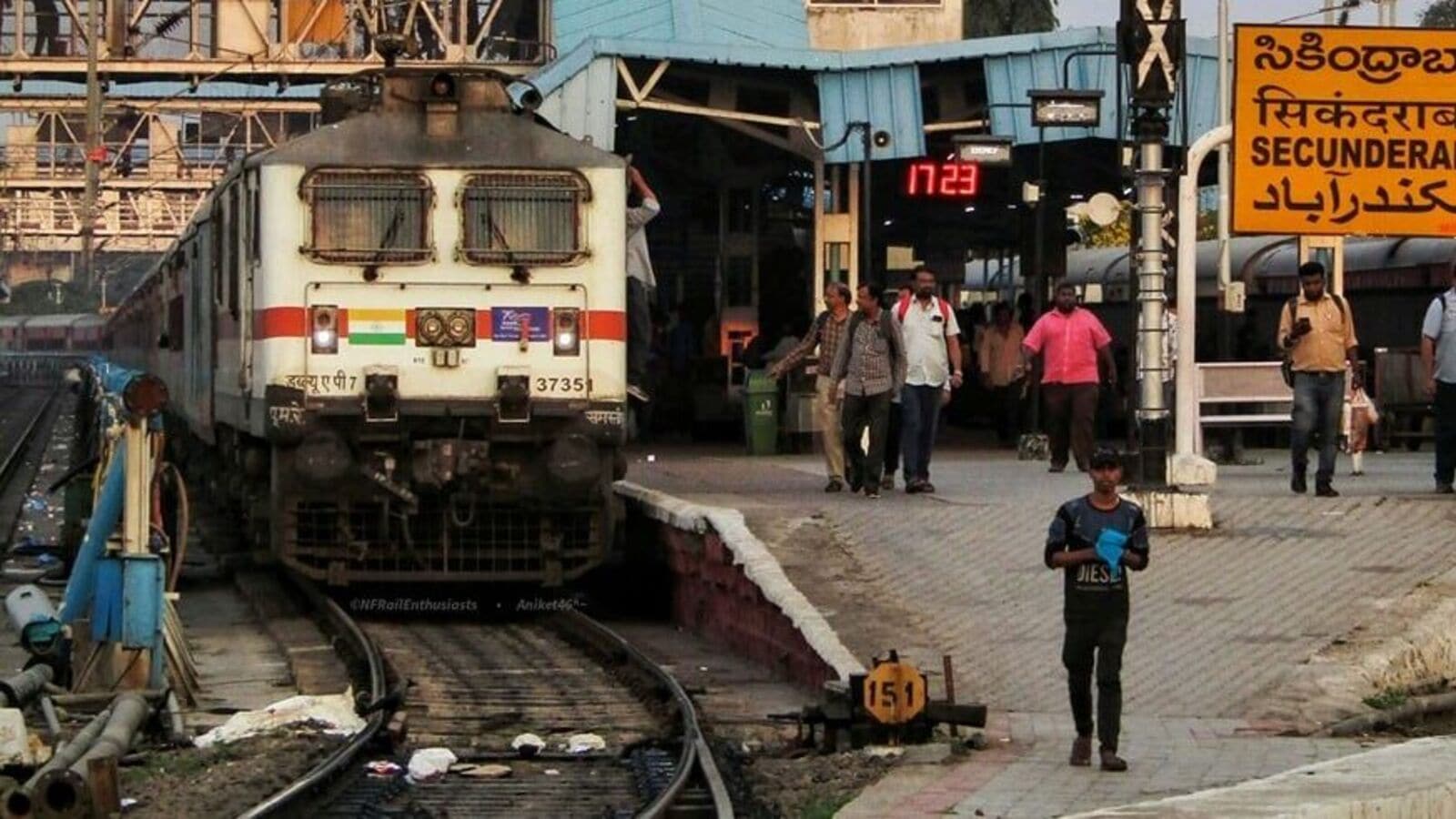 SCR Additional Halts : ప్రయాణికులకు అలర్ట్... ఏపీ, తెలంగాణలో పలు రైళ్లకు అదనపు హాల్టులు & ఇవాళ్టి నుంచే అమలు