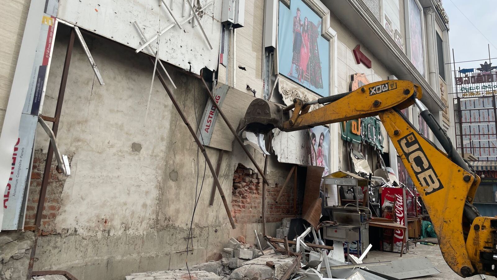 Illegal Constructions: వరంగల్ ట్రై సిటీలో అక్రమ నిర్మాణాలపై కొరడా.. ఎక్కడికక్కడ కూల్చివేతలు షురూ