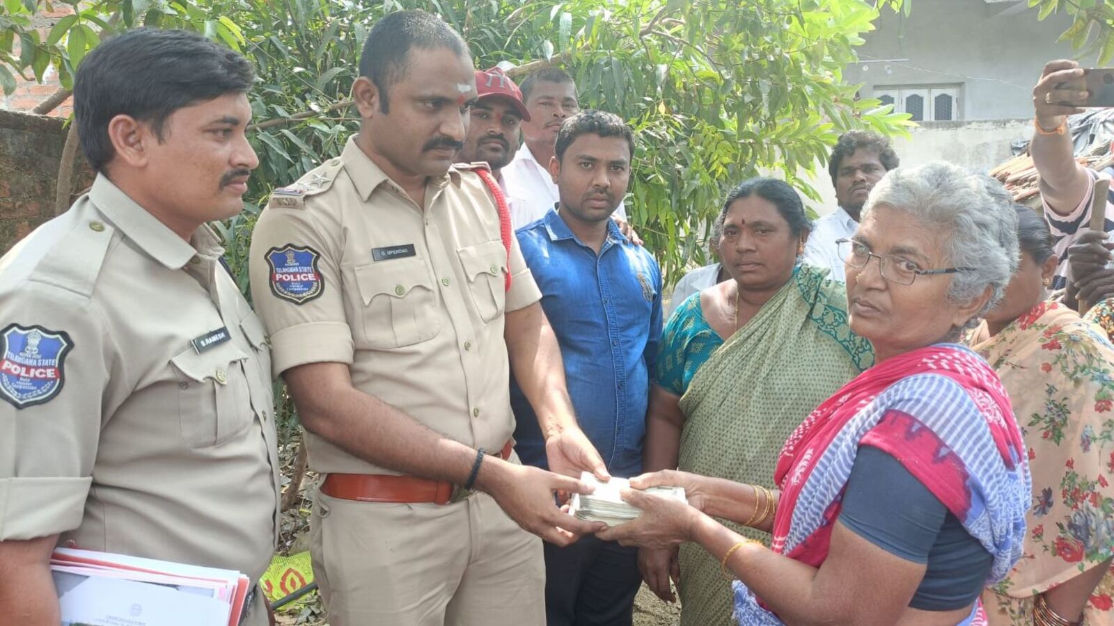 Cash in ground: రూ.2 లక్షలు భూమిలో పాతిపెట్టిన వృద్ధురాలు..ఊరెళ్లి వచ్చేసరికి మాయం..!