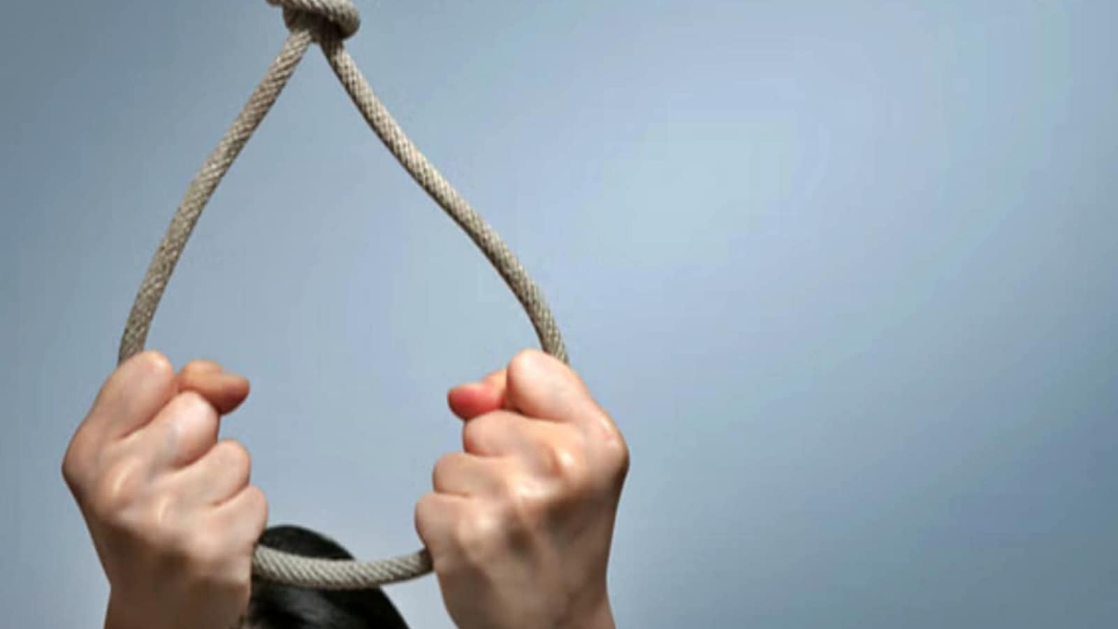 Hyd Suicides: వరుసకు అక్కా తమ్ముళ్లు.. అనుమానాస్పద స్థితిలో ఆత్మహత్యలు..