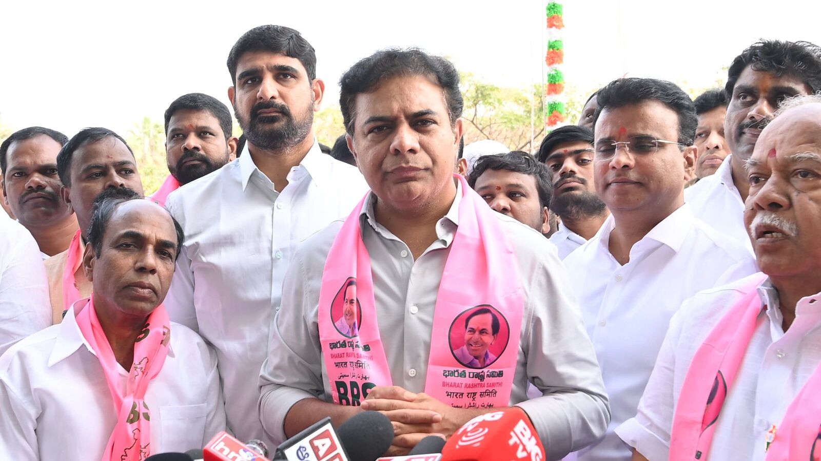 KTR On MLCs : గవర్నర్ గారు...వాళ్లను తిరస్కరించి.. వీరిని ఎలా ఆమోదించారు..?