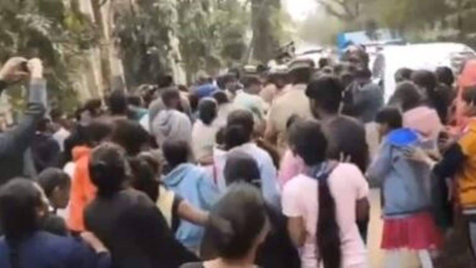 Hyderabad : లేడీస్ హాస్టల్‌ బాత్రూంలోకి చొరబడ్డ ఆగంతకులు& ఓయూ పీజీ కాలేజీలో ఘటన!