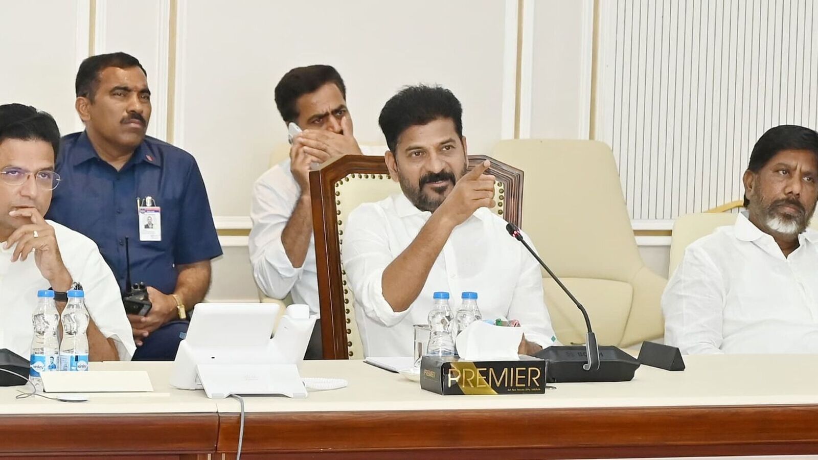 TS Congress Govt : ప్రజలకు గుడ్ న్యూస్ & పట్టాలెక్కనున్న మరో 2 గ్యారెంటీలు & కీలకమైన పథకాలపైనే ప్రకటన…!