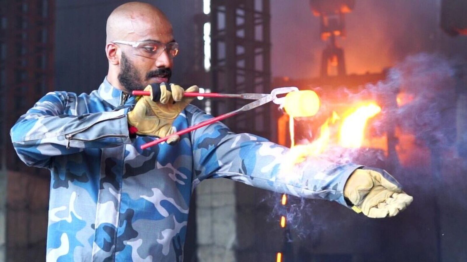 Protective Clothing : హైదరాబాదీ అద్భుత సృష్టి & మంటలను కూడా తట్టుకునే &apos;డ్రెస్&apos; రూపకల్పన