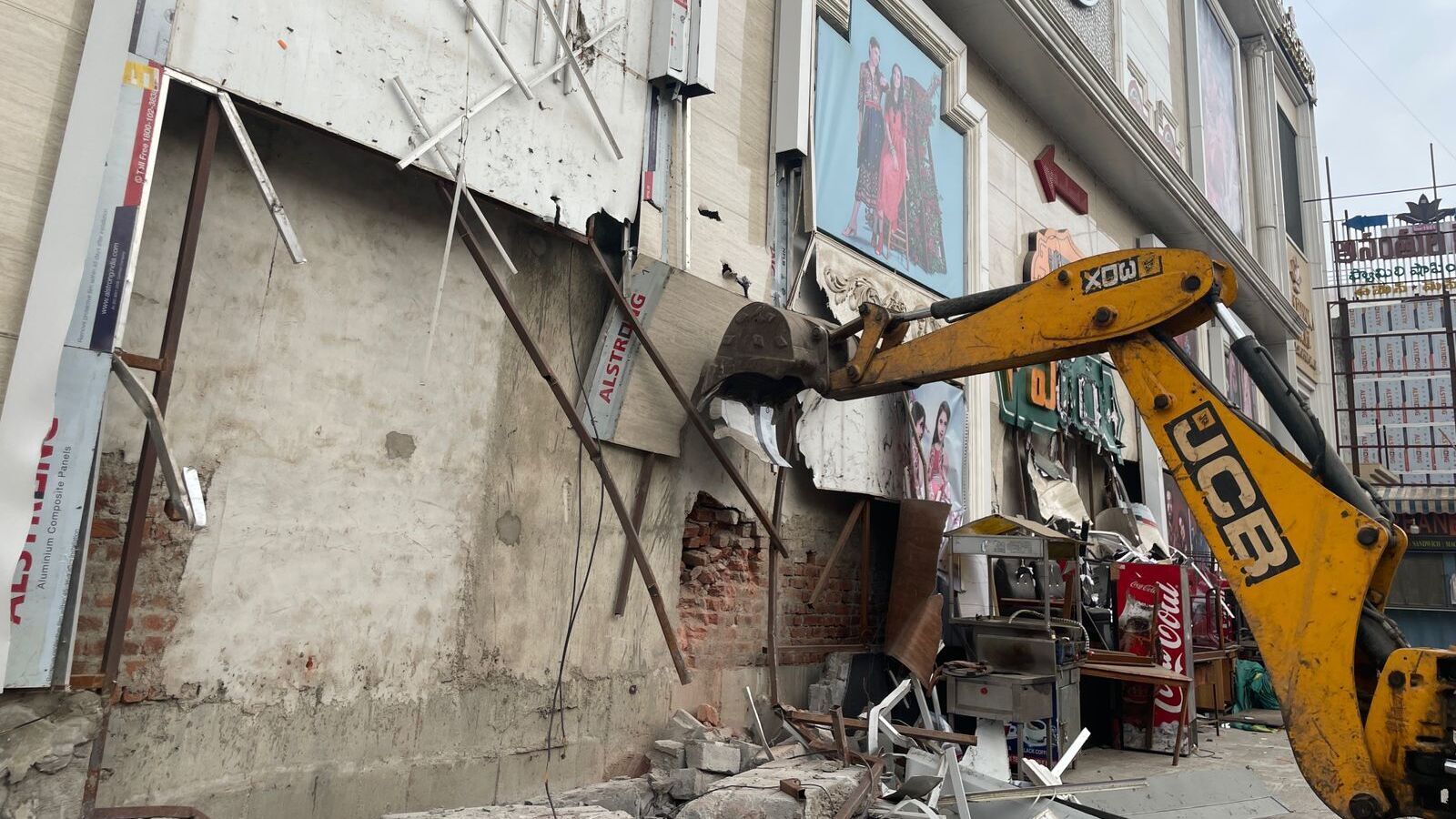 TS High Court: వరంగల్‌ వర్ణం షాపింగ్ మాల్‌కు హైకోర్టు షాక్.. కార్పొరేషన్ ఆంక్షలు కొనసాగింపు