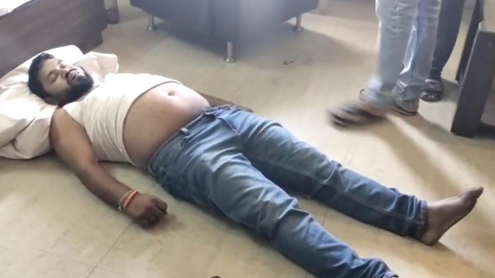 Chits Director Suicide: సూసైడ్​ లెటర్​ రాసి చిట్​ ఫండ్​ డైరెక్టర్​ ఆత్మహత్య​.. హరిత హోటల్​ 306 గదిలో ఏం జరిగింది..?