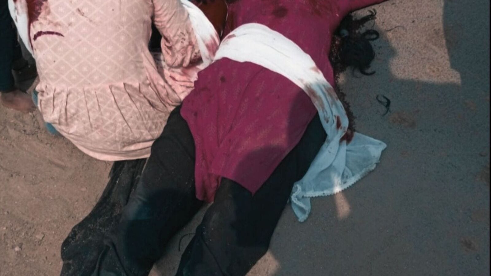 Nirmal District : నిర్మల్ జిల్లాలో దారుణం... నడిరోడ్డుపై ప్రియురాలిని చంపిన ప్రియుడు... !