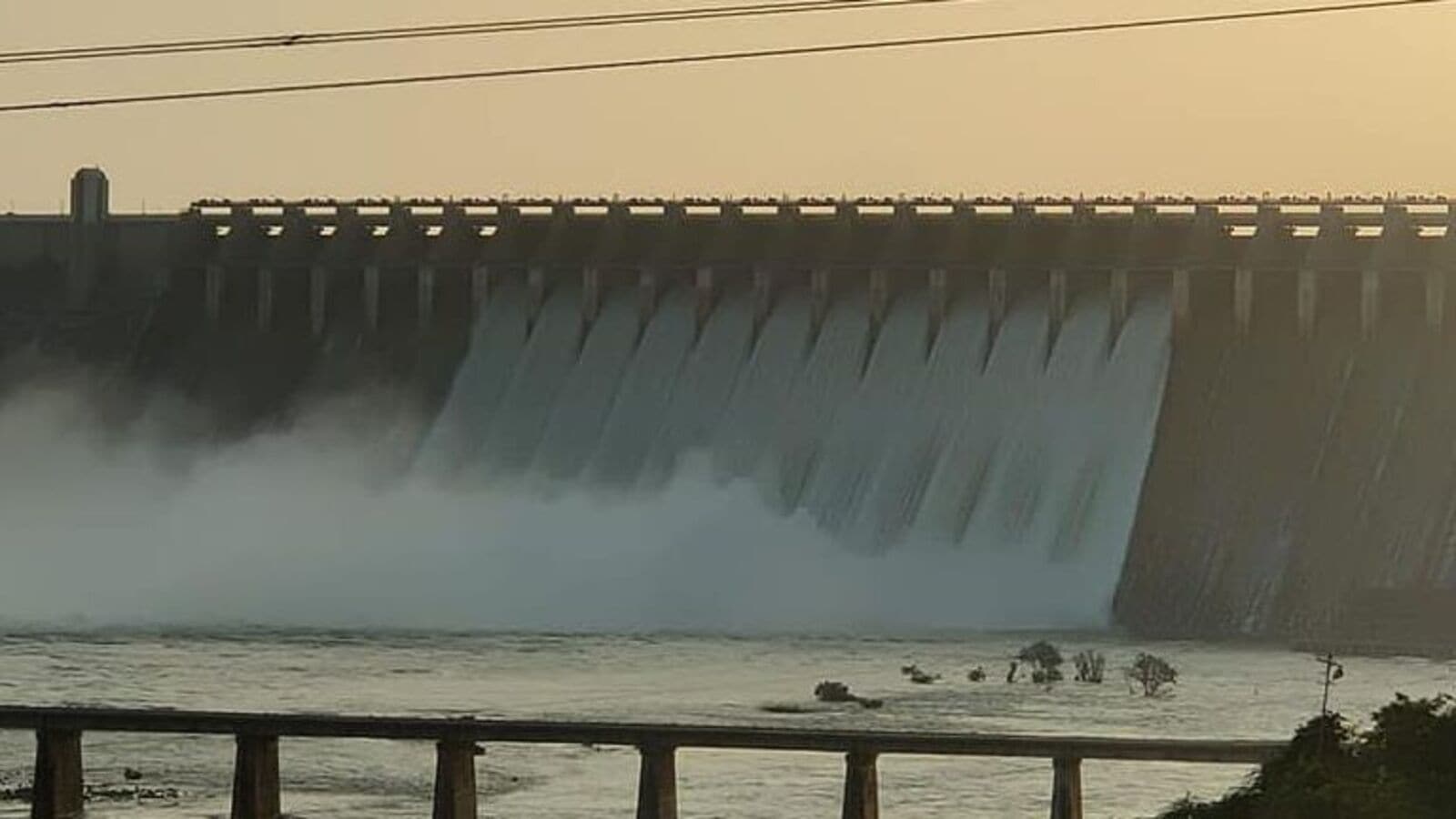 TS Water Politics: నిప్పు రాజేస్తున్న నీళ్లు.. దక్షిణ తెలంగాణ క్షేత్రంగా పట్టు నిరూపణకు యత్నాలు