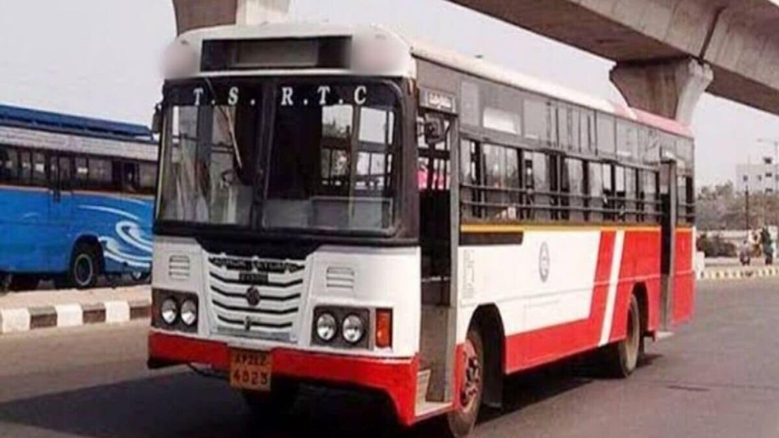 TSRTC : దిగాల్సిన చోట బస్సు ఆపనందుకు, ఆర్టీసీ కండక్టర్ పై మహిళ చెప్పుతో దాడి!