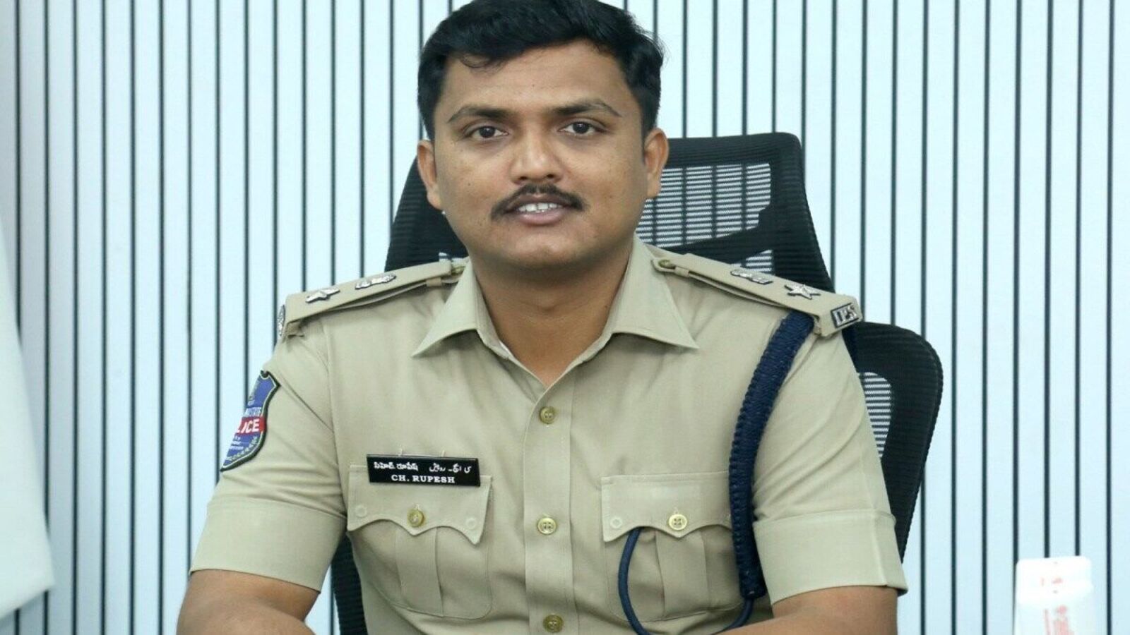 Sangareddy News : ప్లాస్టిక్ బాటిల్స్ లో పెట్రోల్ పోస్తే బంక్ యజమానులపై చర్యలు& ఎస్పీ రూపేష్
